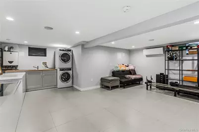 31 Sutton Hill Lane, Manhasset Hills, NY 11040 - Photo 36
