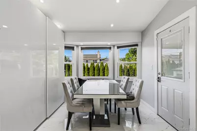 31 Sutton Hill Lane, Manhasset Hills, NY 11040 - Photo 20