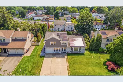 31 Sutton Hill Lane, Manhasset Hills, NY 11040 - Photo 4
