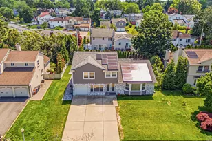 31 Sutton Hill Ln, Manhasset Hills, NY 11040 - Photo 4