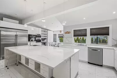 31 Sutton Hill Lane, Manhasset Hills, NY 11040 - Photo 10
