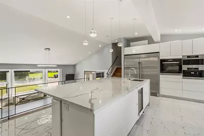 31 Sutton Hill Lane, Manhasset Hills, NY 11040 - Photo 18