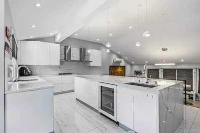 31 Sutton Hill Lane, Manhasset Hills, NY 11040 - Photo 12