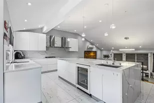 31 Sutton Hill Ln, Manhasset Hills, NY 11040 - Photo 12