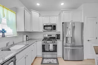 77 Willow Circle, Coram, NY 11727 - Photo 4