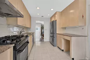 14 Holiday Park Dr, Williston Park, NY 11596 - Photo 10
