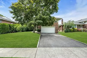 31 Bellwood Dr, New Hyde Park, NY 11040 - Photo 2