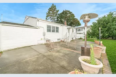 195 N Albany Avenue, Massapequa, NY 11758 - Photo 6