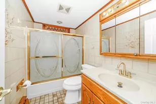 195 N Albany Ave, Massapequa, NY 11758 - Photo 34