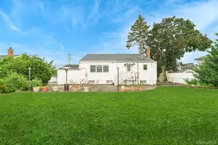 195 N Albany Ave, Massapequa, NY 11758 - Photo 4