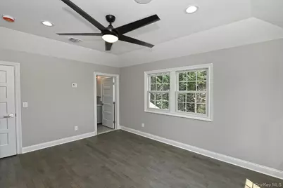 127 Vanderbilt Avenue, Manhasset, NY 11030 - Photo 26