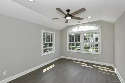 127 Vanderbilt Avenue, Manhasset, NY 11030 - Photo 28