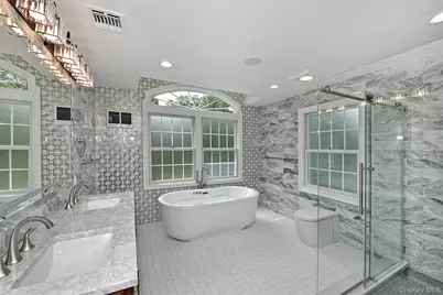 127 Vanderbilt Avenue, Manhasset, NY 11030 - Photo 24