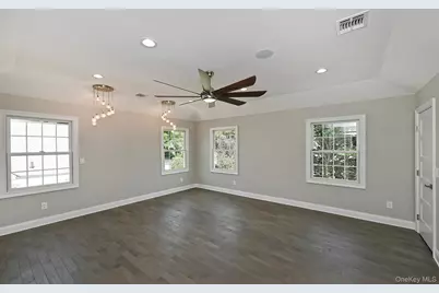 127 Vanderbilt Avenue, Manhasset, NY 11030 - Photo 22