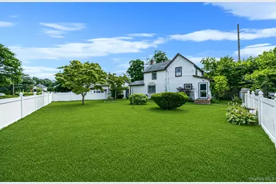 117 N Clinton Avenue, Bay Shore, NY 11706 - Photo 2