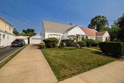 187 Raff Avenue, Floral Park, NY 11001 - Photo 22