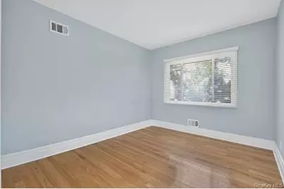 21 Oxford Boulevard, Great Neck, NY 11023 - Photo 14