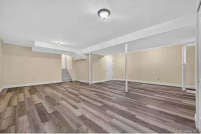 21 Oxford Boulevard, Great Neck, NY 11023 - Photo 18