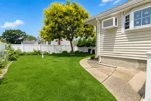 262 N Cedar St, Massapequa, NY 11758 - Photo 10