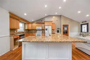 516 Shade St, North Babylon, NY 11703 - Photo 4