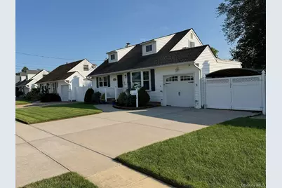 28 Central Avenue, North Babylon, NY 11703 - Photo 2
