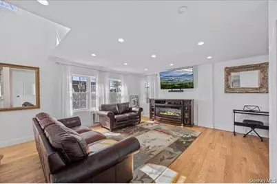642 Lenore Lane, Elmont, NY 11003 - Photo 4
