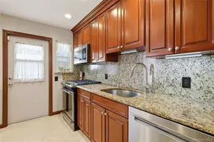 70 Birchwood Dr, New Hyde Park, NY 11040 - Photo 10
