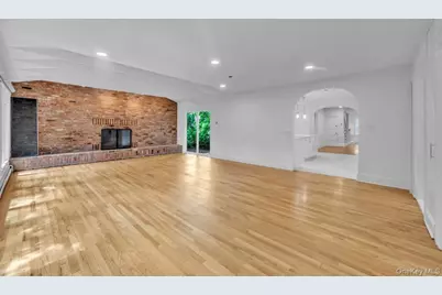 4 Potters Court, Great Neck, NY 11024 - Photo 2