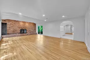 4 Potters Ct, Great Neck, NY 11024 - Photo 2