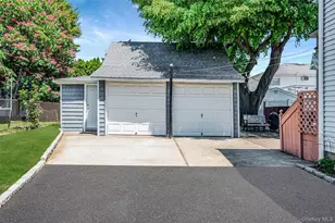 211 St Marks Pl, East Meadow, NY 11554 - Photo 4