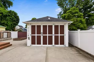 27 Avondale St, Valley Stream, NY 11581 - Photo 26
