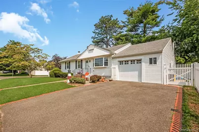 21 Bruce Lane, Farmingdale, NY 11735 - Photo 2