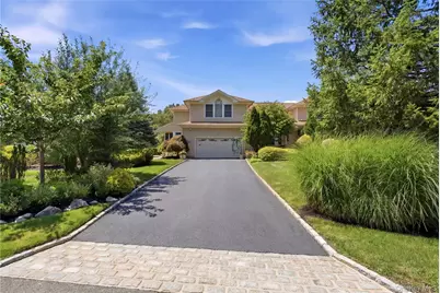323 Baltustrol Circle, Roslyn, NY 11576 - Photo 2