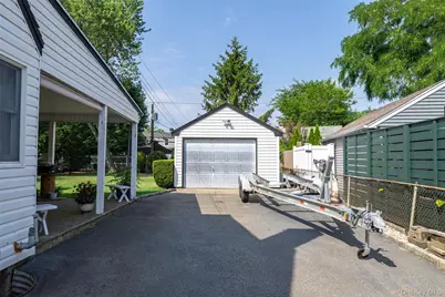 190 Cottage Boulevard, Hicksville, NY 11801 - Photo 22
