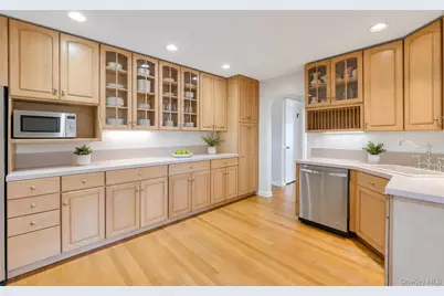 230 W Islip Road, West Islip, NY 11795 - Photo 20