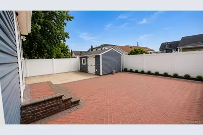 51 E Hollywood Avenue, Lindenhurst, NY 11757 - Photo 16