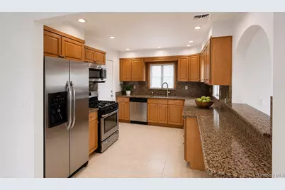 51 E Hollywood Avenue, Lindenhurst, NY 11757 - Photo 14