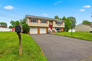 32 Van Zandt Dr, Pearl River, NY 10965 - Photo 2