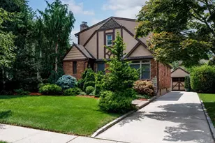 109 Doncaster Rd, Malverne, NY 11565 - Photo 2