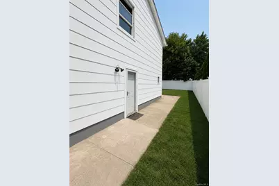 272 Davenport, Lindenhurst, NY 11757 - Photo 2