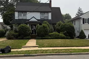 44 Muirfield Rd, Rockville Centre, NY 11570 - Photo 2