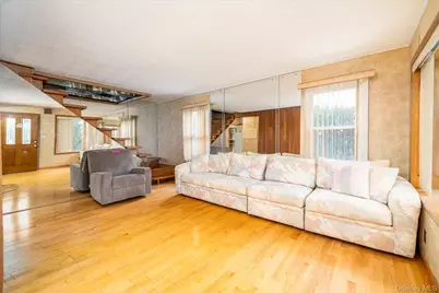 49 Roosevelt Court, Westbury, NY 11590 - Photo 4