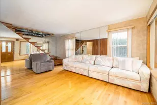 49 Roosevelt Ct, Westbury, NY 11590 - Photo 4