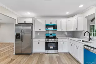 190 Canterbury Dr, Ridge, NY 11961 - Photo 12