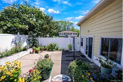 266 Albert Street, Lindenhurst, NY 11757 - Photo 28