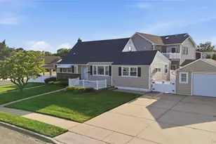 790 Woodside Dr, Wantagh, NY 11793 - Photo 2