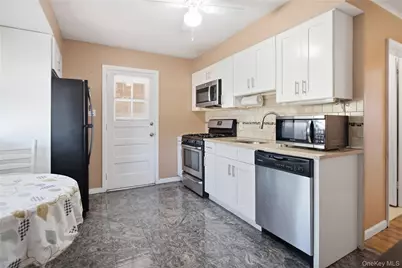 790 Woodside Drive, Wantagh, NY 11793 - Photo 10