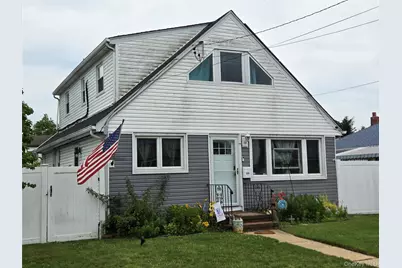 231 E Hampton Road, Lindenhurst, NY 11757 - Photo 2
