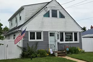 231 E Hampton Rd, Lindenhurst, NY 11757 - Photo 2