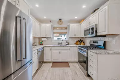 312 Riverside Drive, Riverhead, NY 11901 - Photo 16